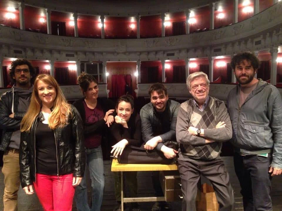Hernán Grinstein junto a un equipo teatral sobre el escenario