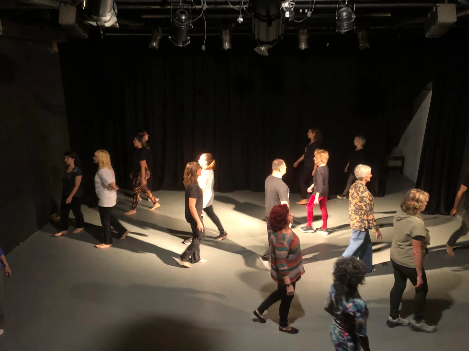 Participantes en movimiento en una sala de teatro