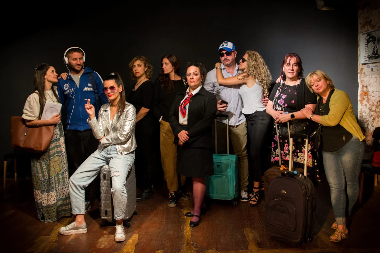 Grupo en escena con personajes y valijas